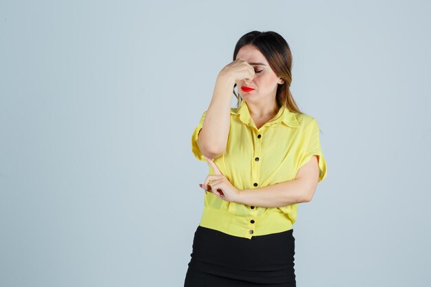 Expressieve jonge dame poseren in de studio