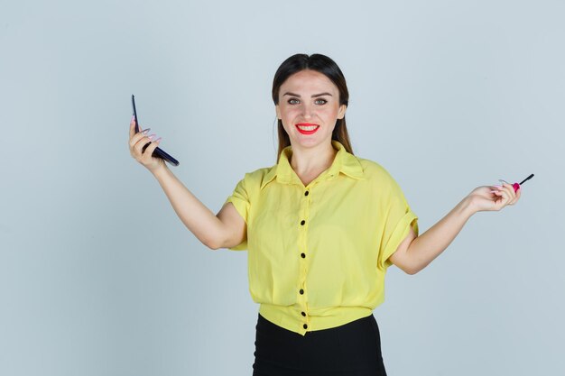 Expressieve jonge dame poseren in de studio