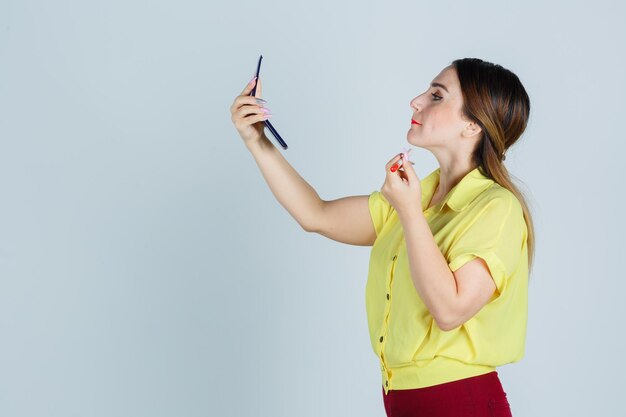 Expressieve jonge dame poseren in de studio