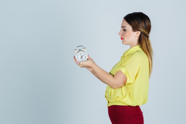 Expressieve jonge dame poseren in de studio
