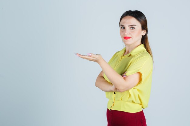 Expressieve jonge dame poseren in de studio