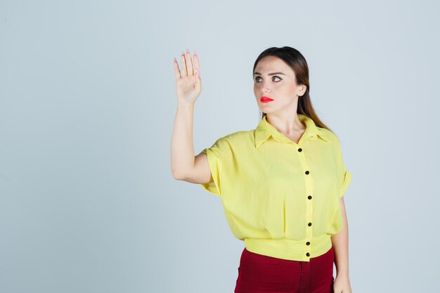 Expressieve jonge dame poseren in de studio