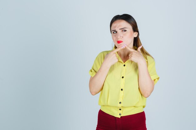 Expressieve jonge dame poseren in de studio