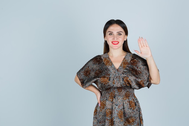 Expressieve jonge dame poseren in de studio