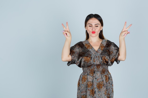 Expressieve jonge dame poseren in de studio