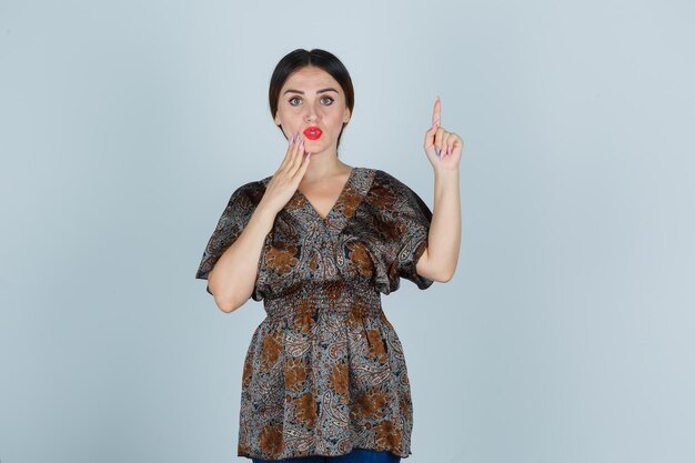 Expressieve jonge dame poseren in de studio