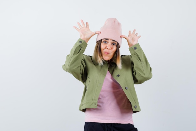 Expressieve jonge dame poseren in de studio