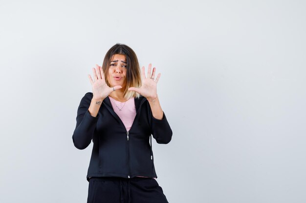 Expressieve jonge dame poseren in de studio