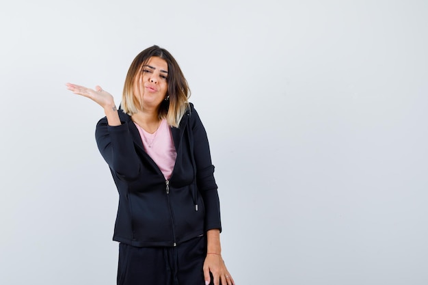 Expressieve jonge dame poseren in de studio