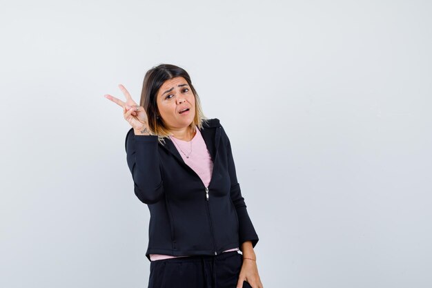 Expressieve jonge dame poseren in de studio