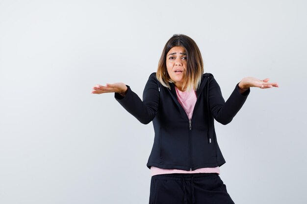 Expressieve jonge dame poseren in de studio