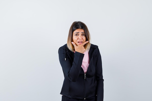 Expressieve jonge dame poseren in de studio