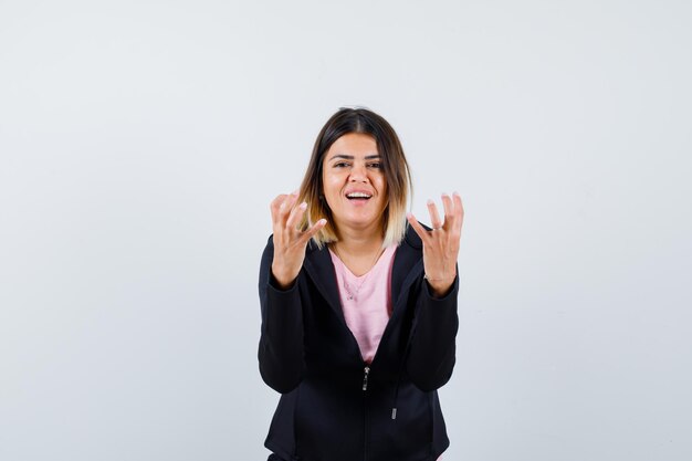 Expressieve jonge dame poseren in de studio