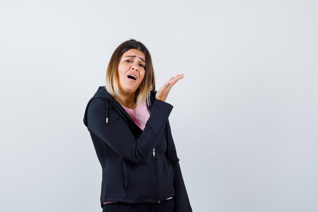 Expressieve jonge dame poseren in de studio