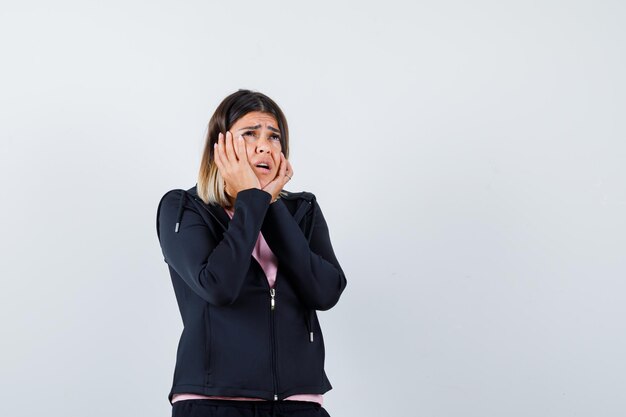 Expressieve jonge dame poseren in de studio