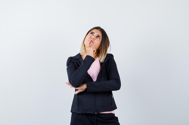 Expressieve jonge dame poseren in de studio