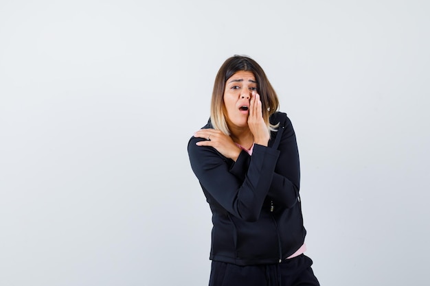 Expressieve jonge dame poseren in de studio