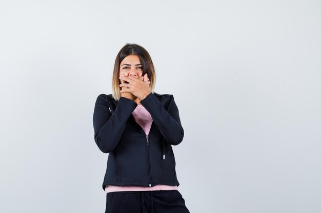 Expressieve jonge dame poseren in de studio