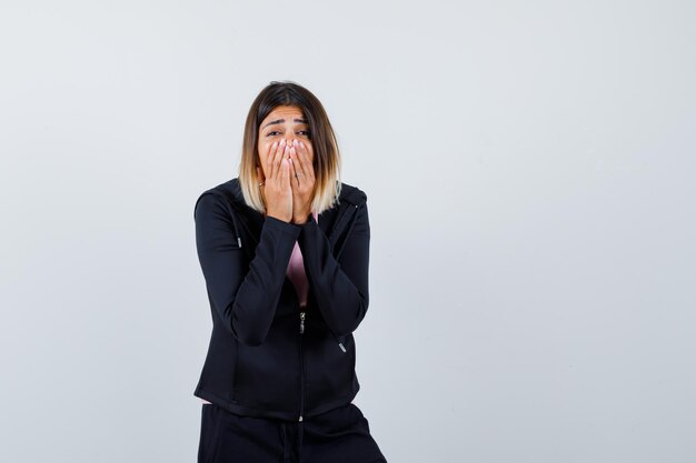 Expressieve jonge dame poseren in de studio