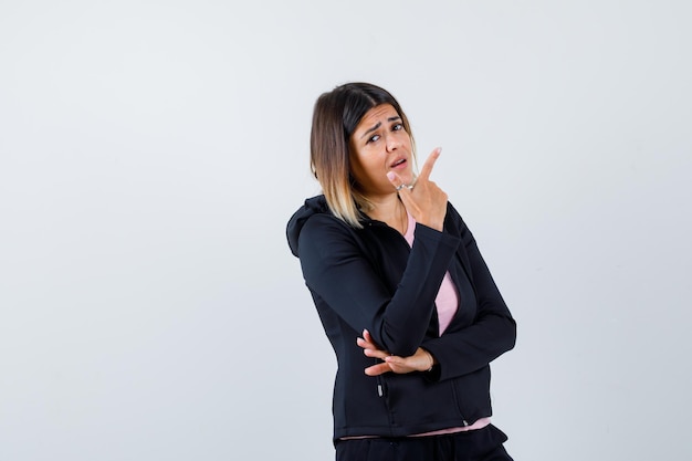 Expressieve jonge dame poseren in de studio