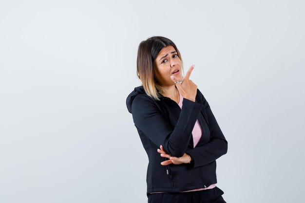 Expressieve jonge dame poseren in de studio