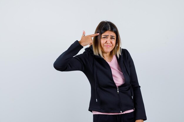 Expressieve jonge dame poseren in de studio