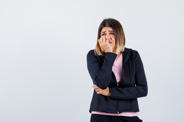 Expressieve jonge dame poseren in de studio