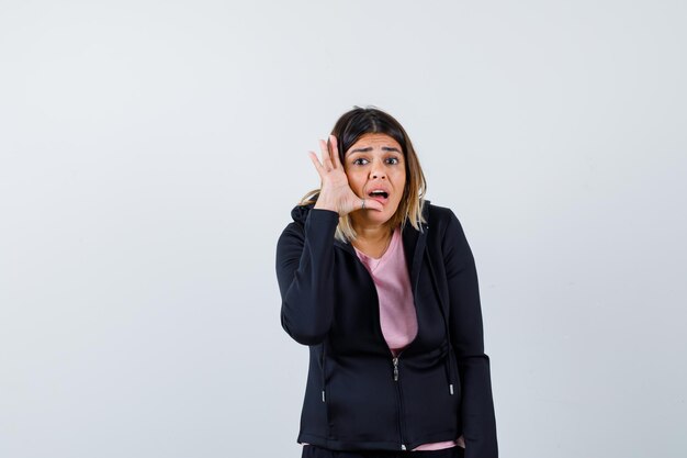 Expressieve jonge dame poseren in de studio