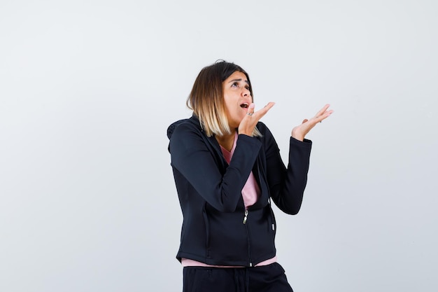 Expressieve jonge dame poseren in de studio