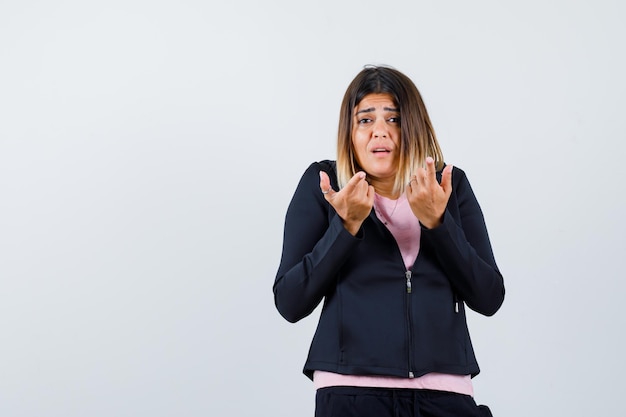 Expressieve jonge dame poseren in de studio