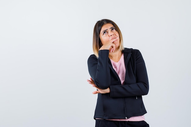 Expressieve jonge dame poseren in de studio