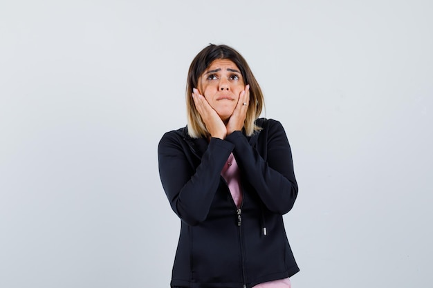 Expressieve jonge dame poseren in de studio