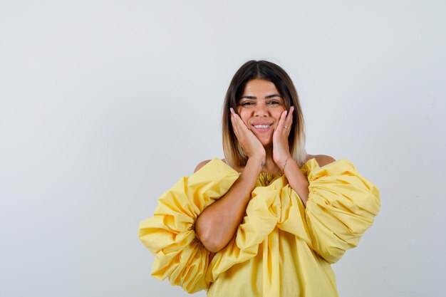 Expressieve jonge dame poseren in de studio