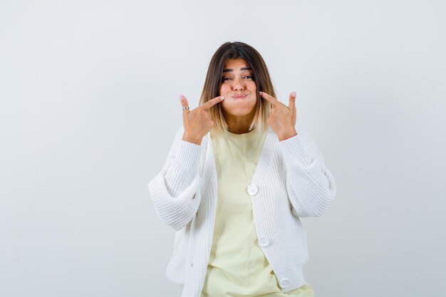 Expressieve jonge dame poseren in de studio