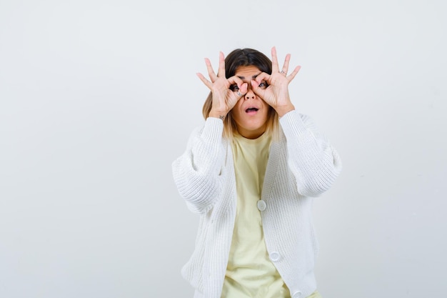 Expressieve jonge dame poseren in de studio