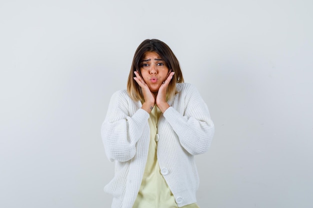 Expressieve jonge dame poseren in de studio