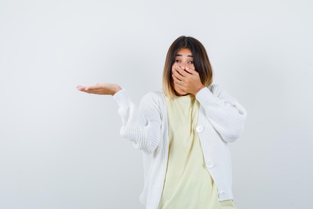 Expressieve jonge dame poseren in de studio