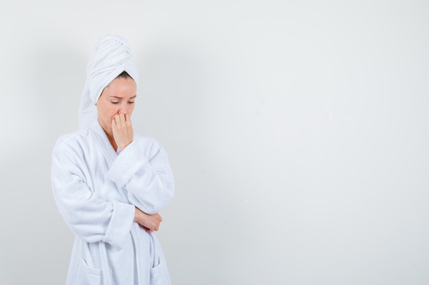 Expressieve jonge dame poseren in de studio