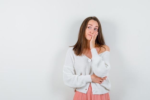 Expressieve jonge dame poseren in de studio