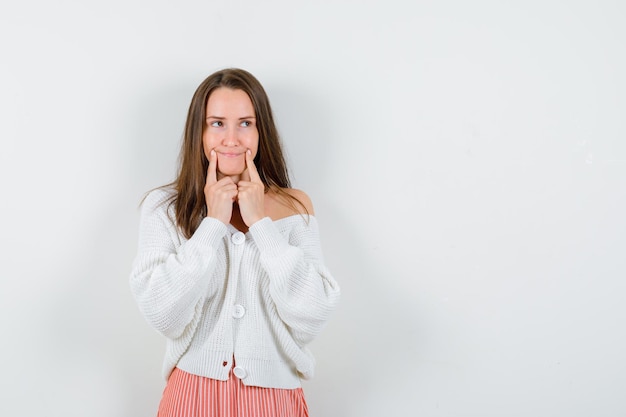 Expressieve jonge dame poseren in de studio