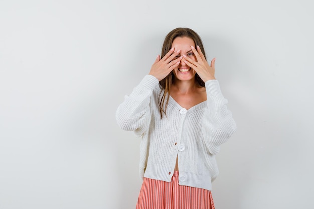 Expressieve jonge dame poseren in de studio