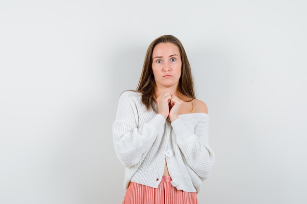 Expressieve jonge dame poseren in de studio