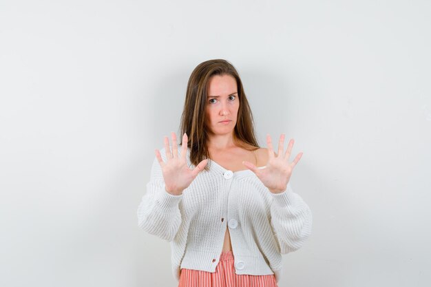 Expressieve jonge dame poseren in de studio