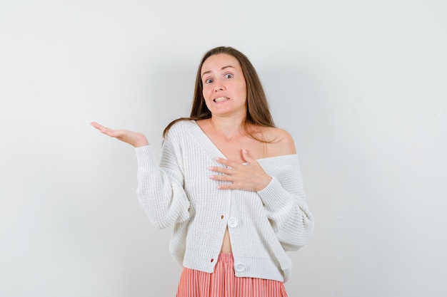 Expressieve jonge dame poseren in de studio