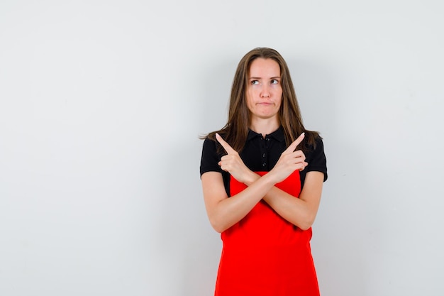 Expressieve jonge dame poseren in de studio