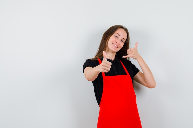 Expressieve jonge dame poseren in de studio