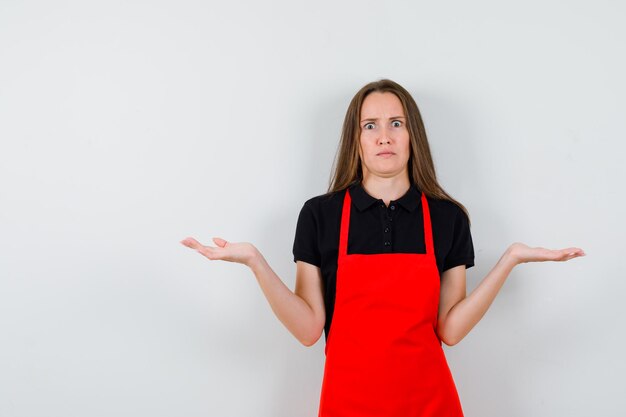 Expressieve jonge dame poseren in de studio