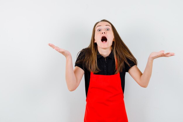 Expressieve jonge dame poseren in de studio