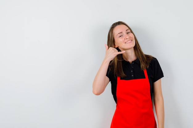 Expressieve jonge dame poseren in de studio