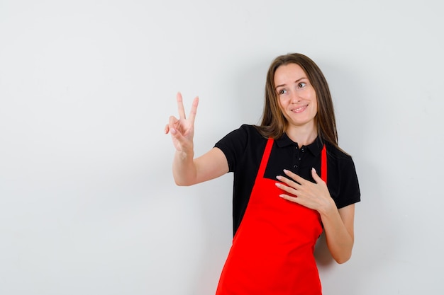 Expressieve jonge dame poseren in de studio